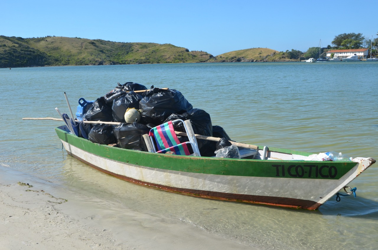 Prefeitura recolhe cerca de uma tonelada de lixo na Ilha do Japonês