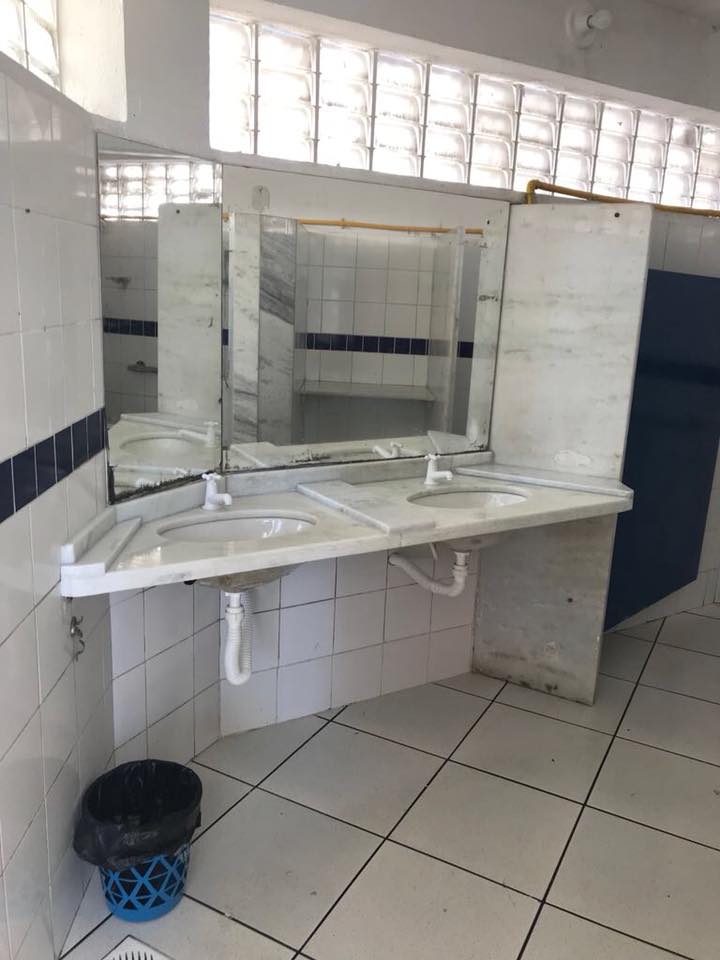 Comsercaf realiza manutenção e reparos nos banheiros da Praça Porto Rocha