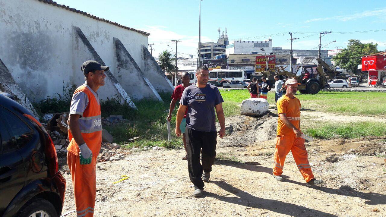 Comsercaf realiza limpeza nas imediações do muro do Convento de Nossa Senhora dos Anjos