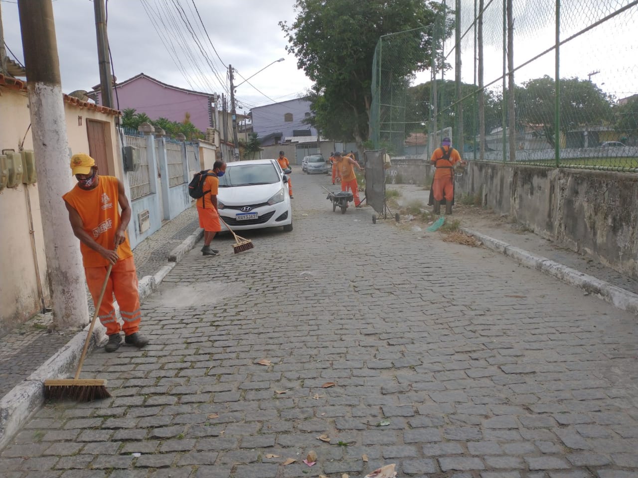 Prefeitura realiza mutirão de limpeza na Praia do Siqueira