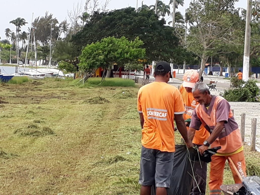 Setor 05, da Comsercaf, realiza serviços nas margens da Praia das Palmeiras