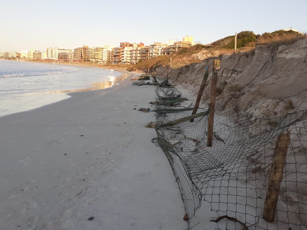 Prefeitura remove mourões de proteção da Duna Preta na Praia do Forte