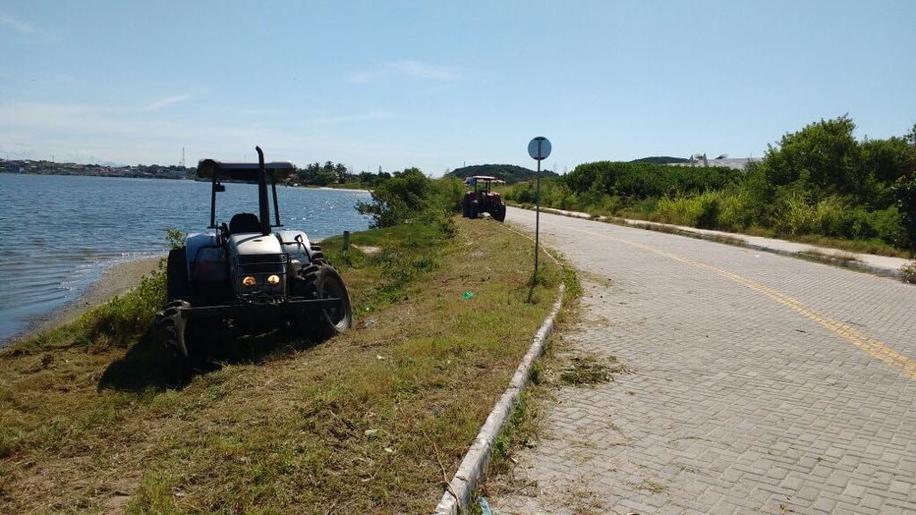 Serviços de roçagem e capina são realizados nas margens da lagoa de Araruama e nas imediações do shopping Park Lagos