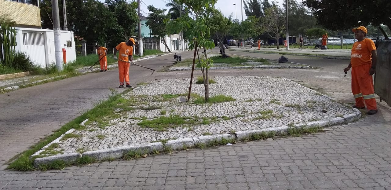 Comsercaf realiza limpeza em diversos bairros de Cabo Frio