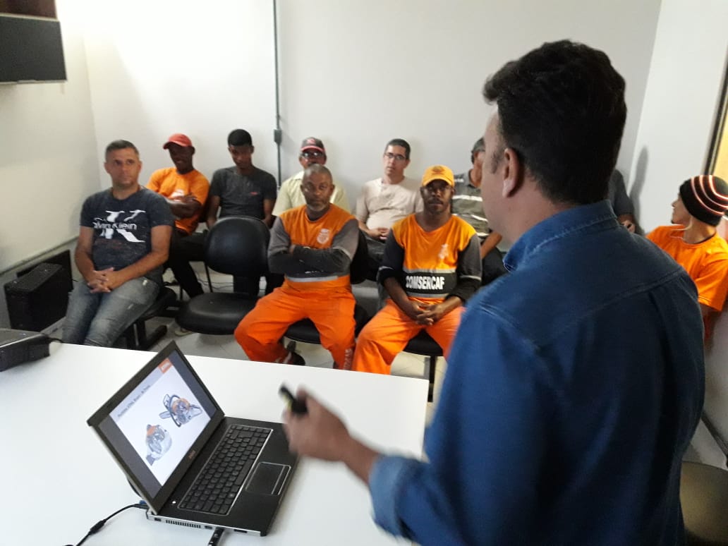 Funcionários da Comsercaf participam de curso de capacitação de poda de árvores