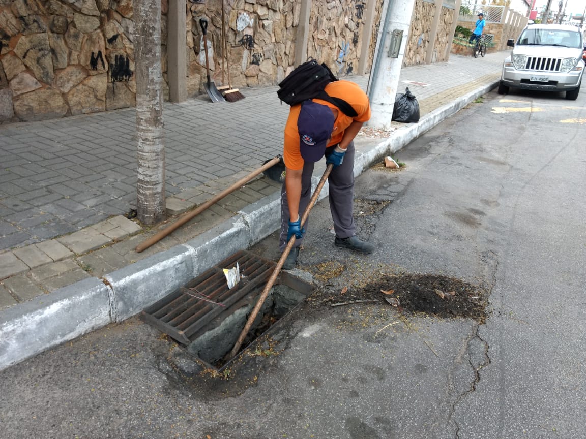 Prefeitura realiza trabalho preventivo de limpeza de bueiros
