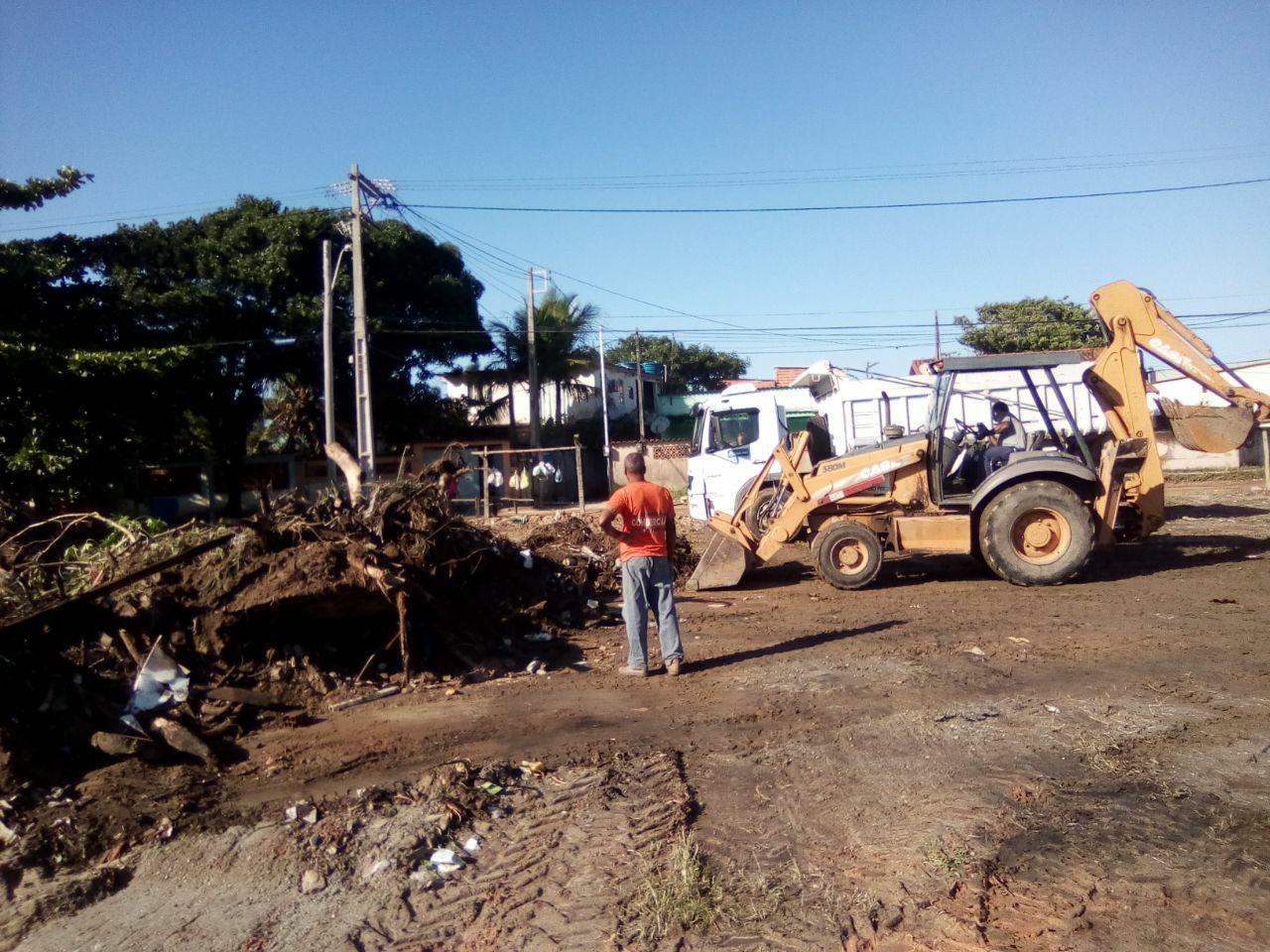 Comsercaf realiza limpeza em terreno baldio na rua 12, em Tamios