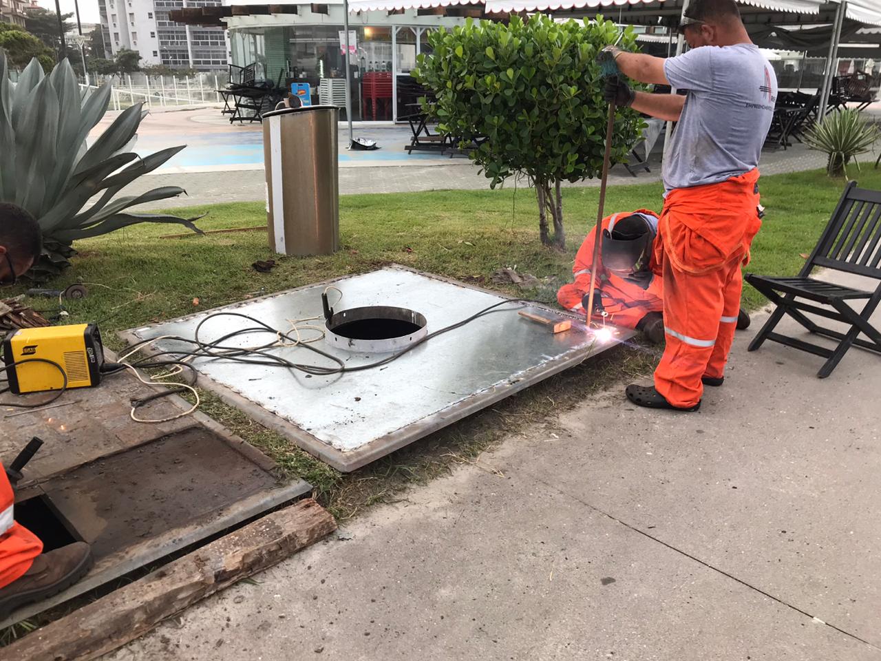 Comsercaf inicia reforma das lixeiras subterrâneas na orla da Praia do Forte