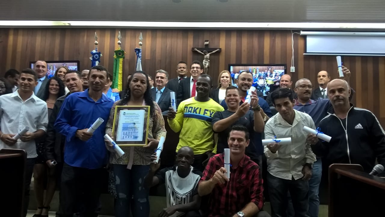 Funcionários da COMSERCAF são homenageados na Câmara Municipal pela passagem do Dia do Gari