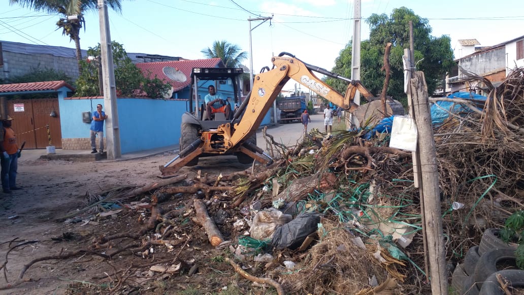 Prefeitura recolhe cerca de 15 toneladas de resíduos na Rua da Santa Bárbara, em Tamoios