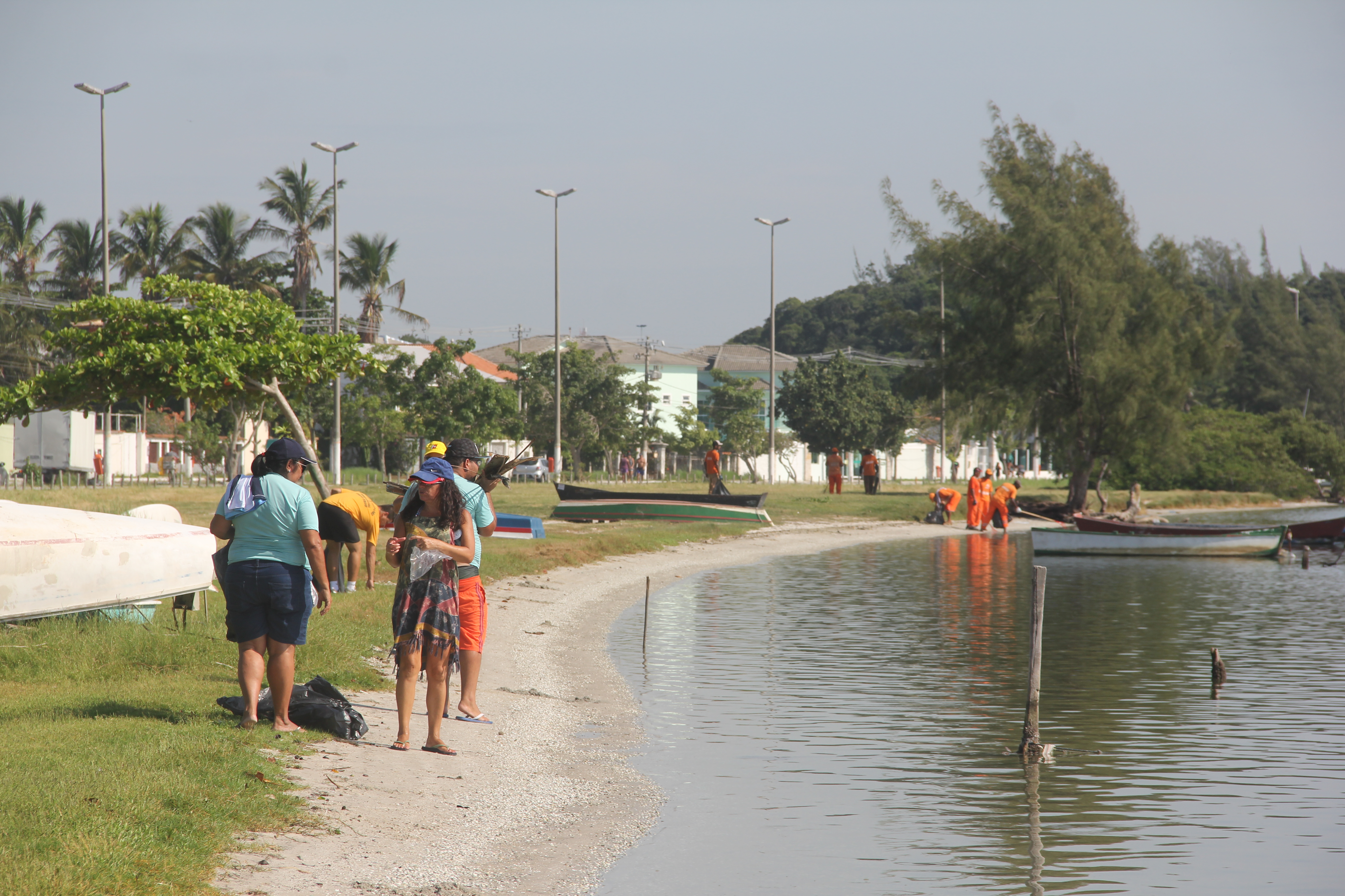 Limpeza na Praia das Palmeiras recolhe cerca de 400 kg de micro lixo