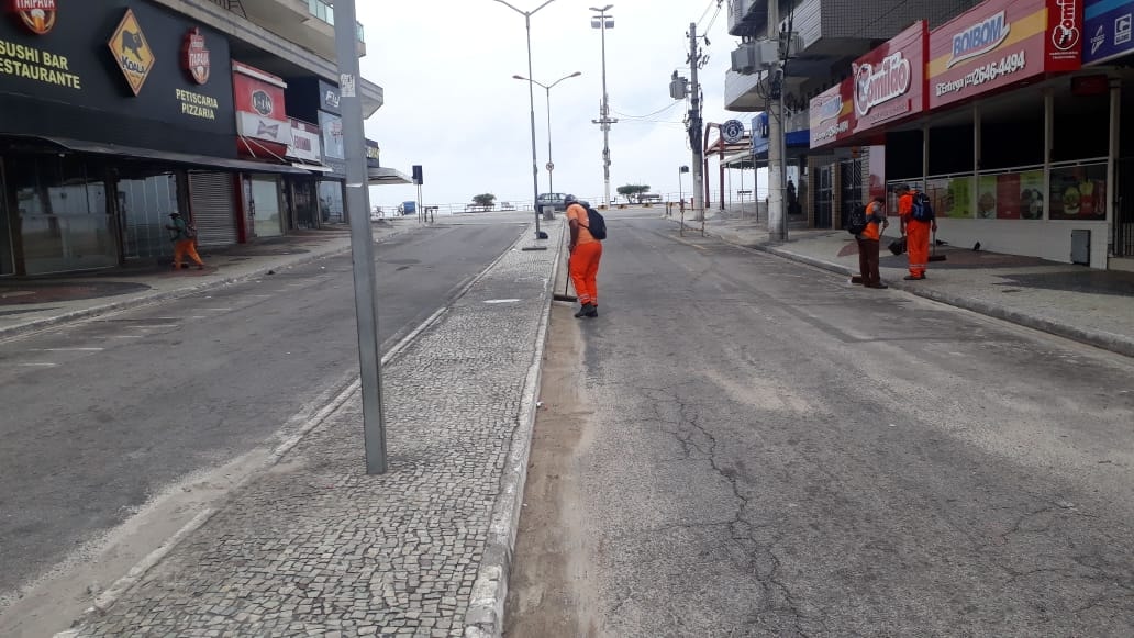 Avenidas Teixeira e Souza e Nilo Peçanha recebem serviços de limpeza nesta segunda-feira (08)