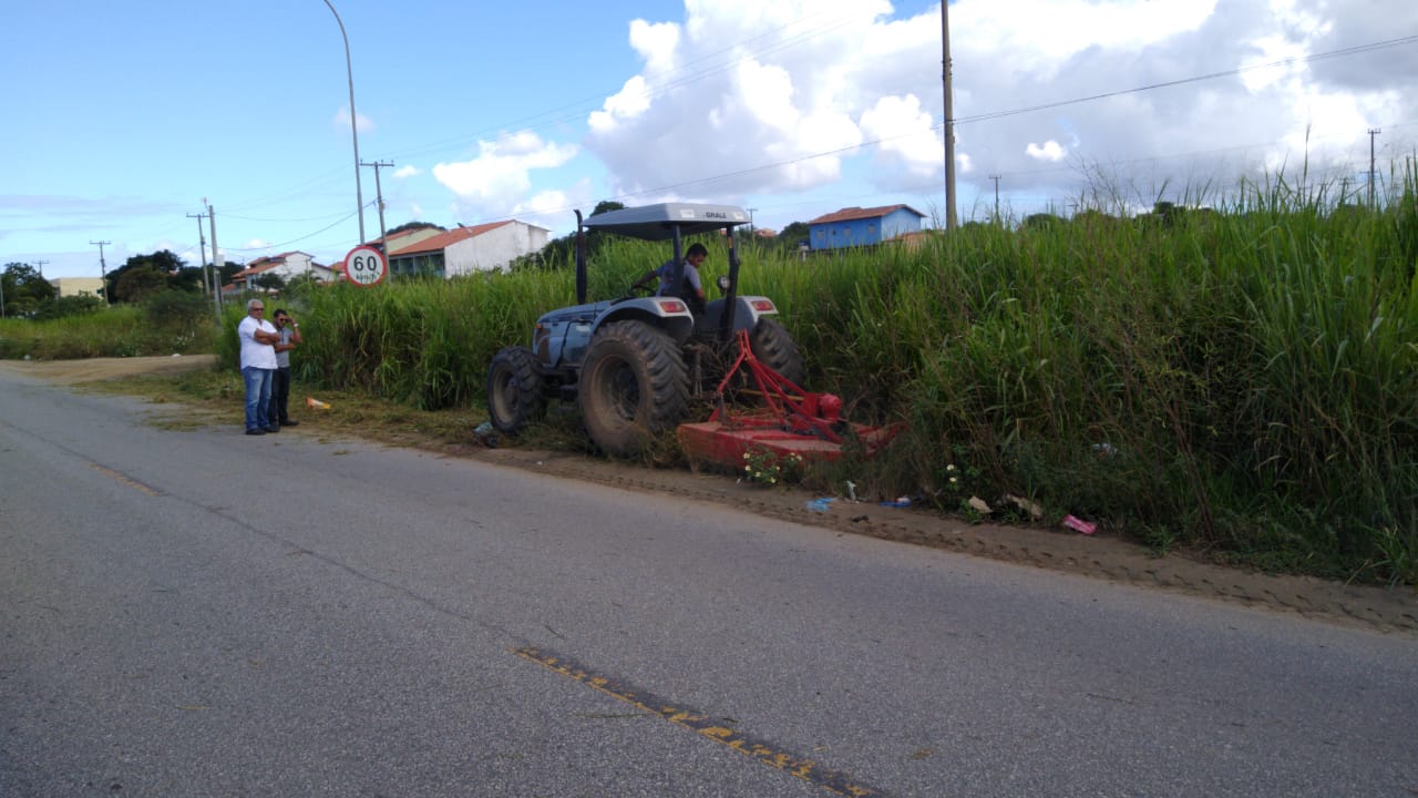 Prefeitura realiza a limpeza da Estrada do Guriri