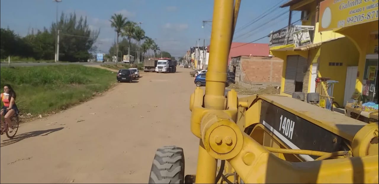 Prefeitura realiza nivelamento na Avenida Independência, em Tamoios