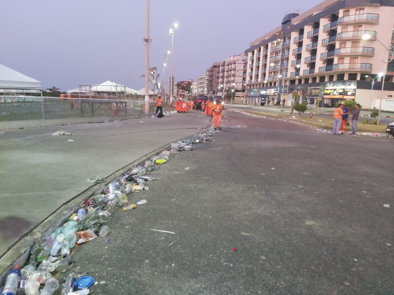 Prefeitura realiza limpeza da Avenida Litorânea após Parada do Orgulho LGBTI+