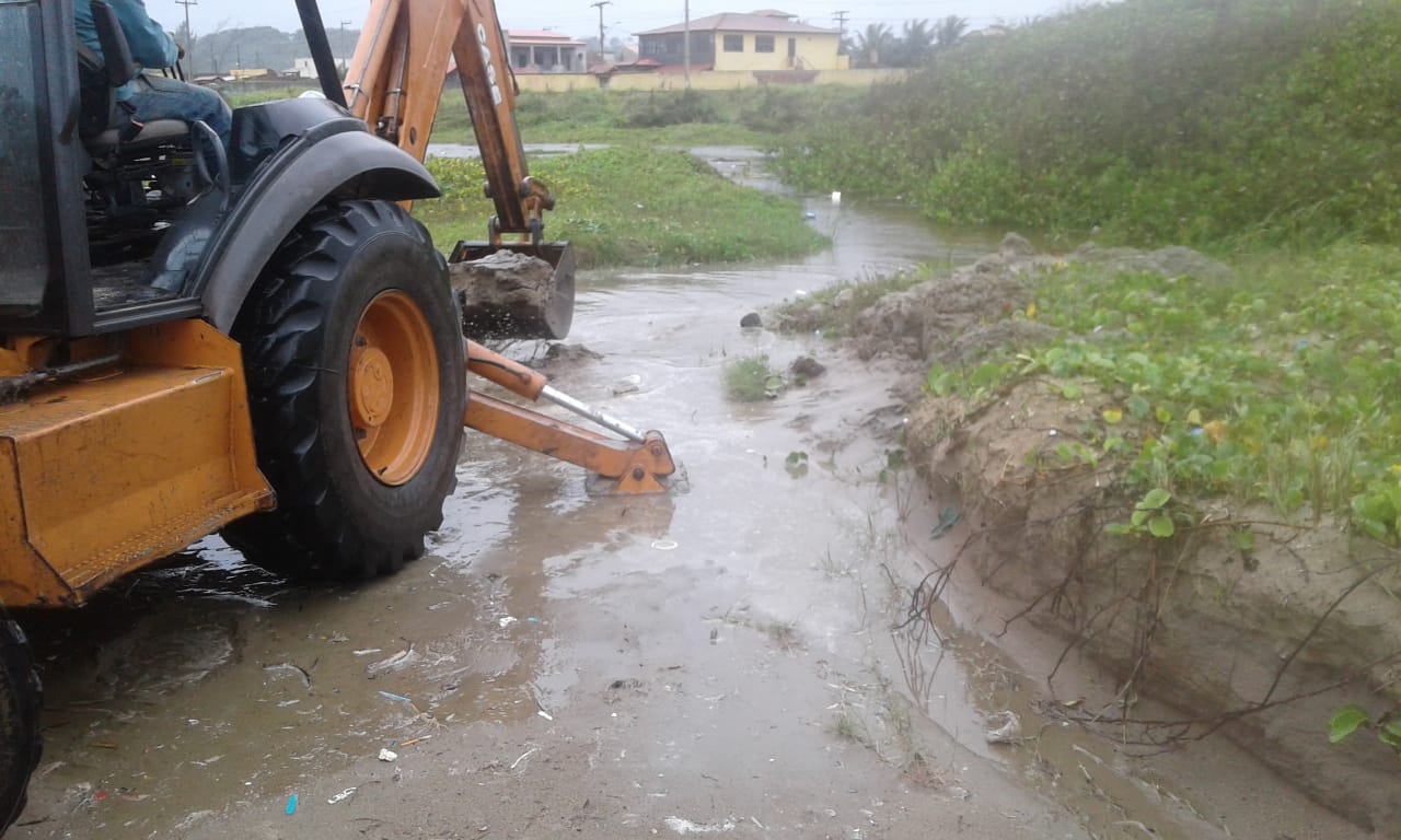 Comsercaf realiza desobstrução de rios e ruas no Segundo Distrito nesta sexta-feira (09)