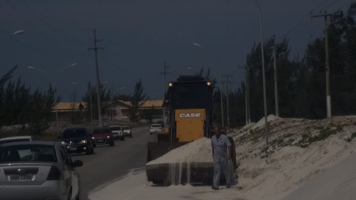 Prefeitura faz retirada de areia que invadiu a RJ-140