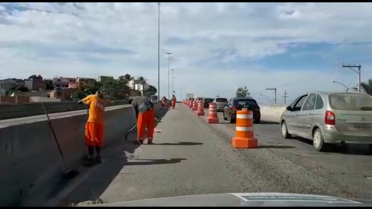 Prefeitura realiza a limpeza da ponte Wilson Mendes