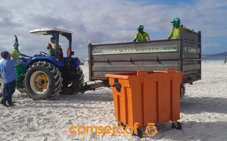 QUINZE CONTENTORES DE LIXO DE MIL LITROS CADA UM CHEGARAM ÀS AREIAS MAIS CONCORRIDAS DE CABO FRIO NESTA MANHÃ, MOVIMENTANDO A PRAIA DO FORTE.