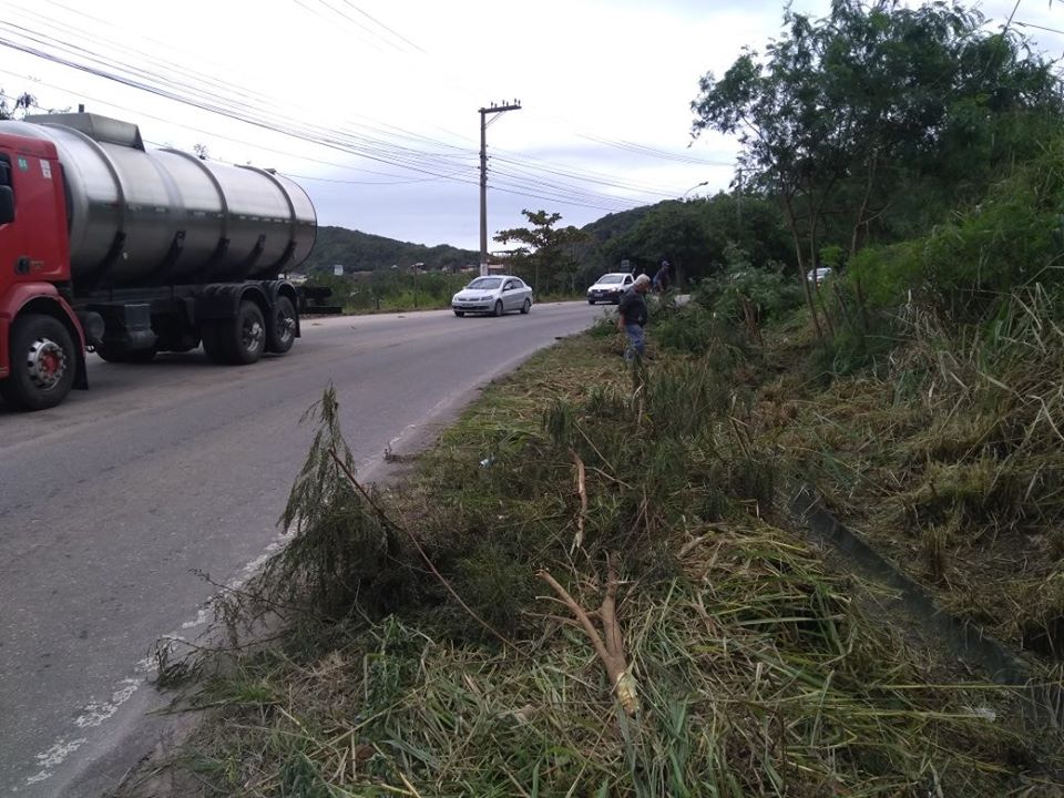 COMSERCAF realiza ação de limpeza na estrada do Guriri