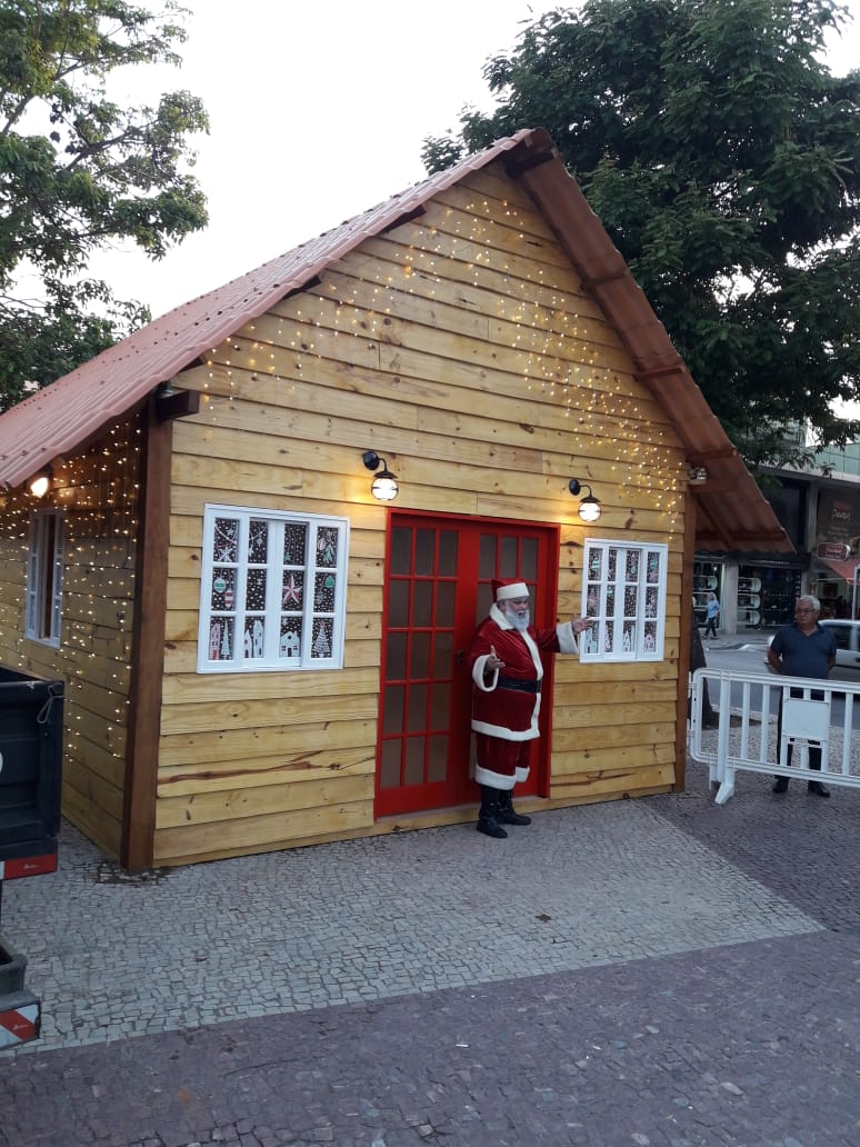 Prefeitura finaliza a montagem da Casa do Papai Noel