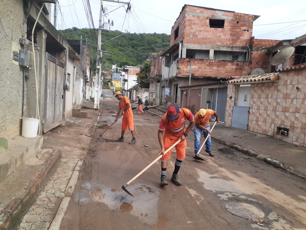 Prefeitura trabalha na limpeza da cidade após a chuva desta segunda-feira (13)