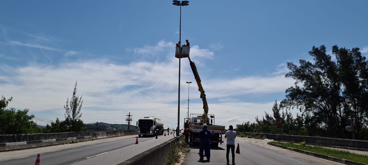 Prefeitura realiza manutenção da iluminação na Ponte Wilson Mendes