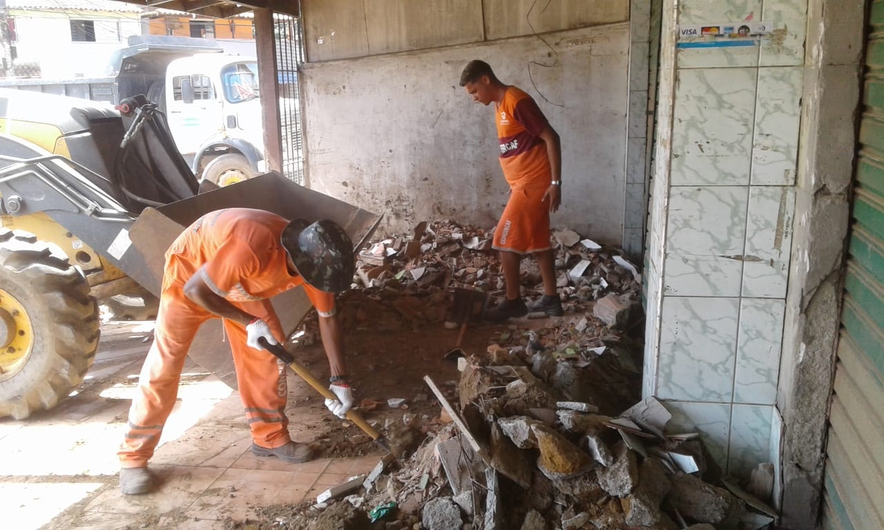 Comsercaf realiza ação paliativa de nivelamento de solo na Rua da Flexeira, em Maria Joaquina