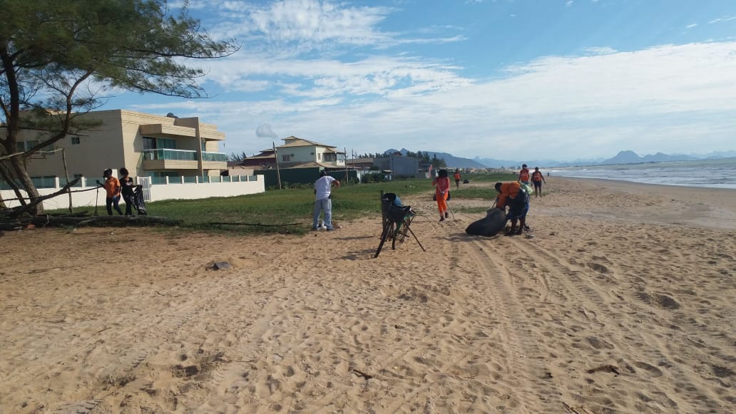 Equipes da Prefeitura e Petrobras fazem limpeza da areia da praia de Tamoios