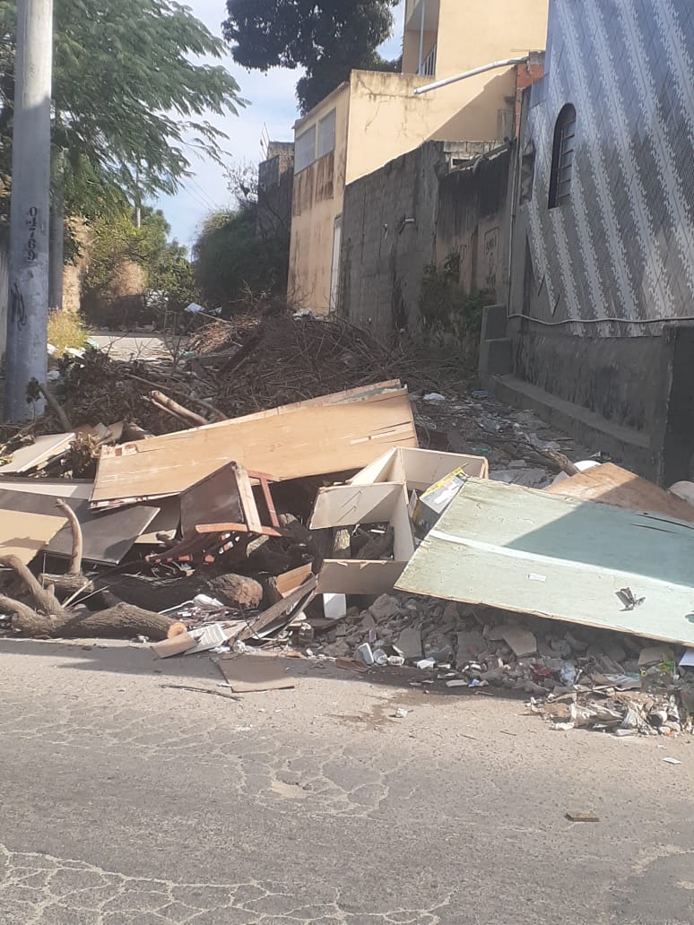 Cerca de 40 toneladas de resíduos são coletadas da Rua Agenor Medeiros, na Estradinha