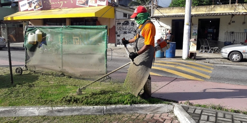 Mutirão de limpeza implantado pela Comsercaf acontece em avenidas dos bairros São Cristóvão e Centro