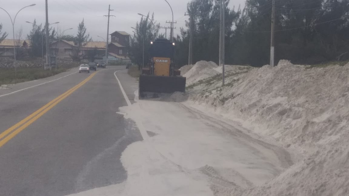 Prefeitura faz retirada de areia que invadiu a RJ-140