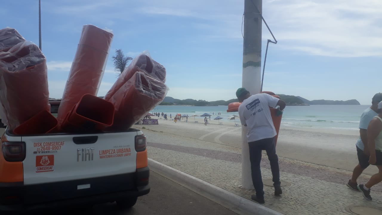 Prefeitura inicia instalação de novas lixeiras em Cabo Frio