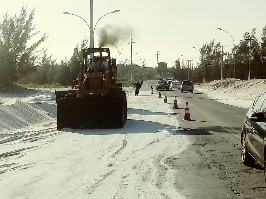 Prefeitura faz retirada de areia que invadiu a RJ-140