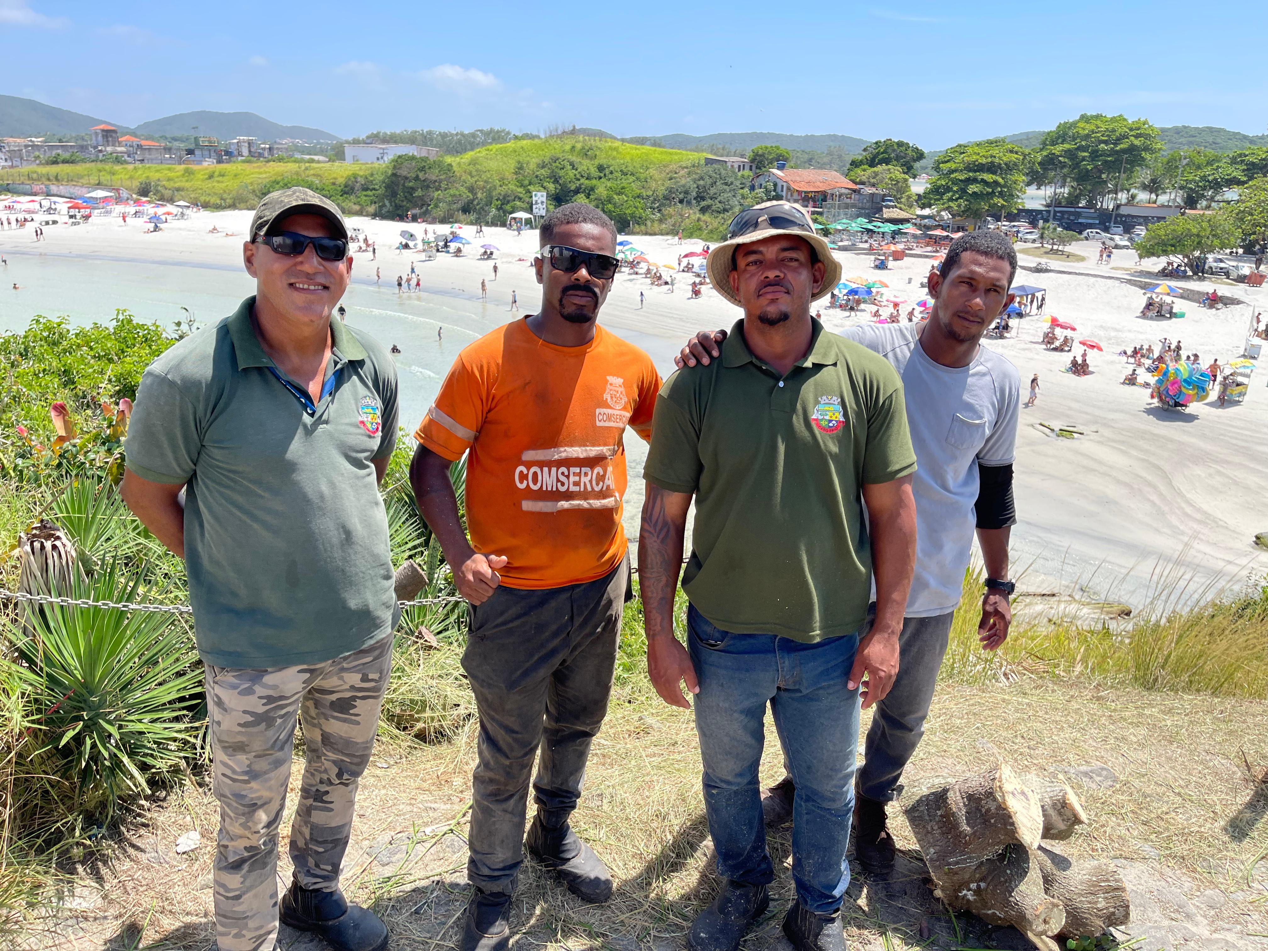 Á Comsercaf, iniciou na manhã desta sexta-feira (17), uma ação de ordenamento da vegetação na Praia do Forte, em Cabo Frio junto com a Secretaria de Meio Ambiente, Saneamento e Clima.