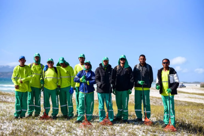 Abertura da Semana de Limpeza do Litoral mobiliza alunos e voluntários na Praia do Foguete