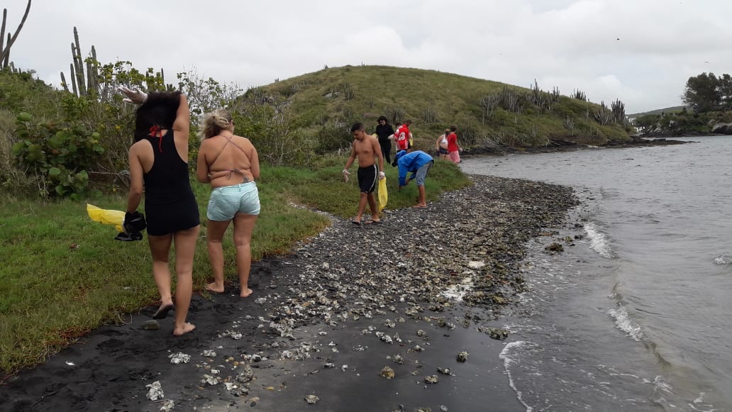 Comsercaf leva alunos para coleta de micro lixo na Boca da Barra