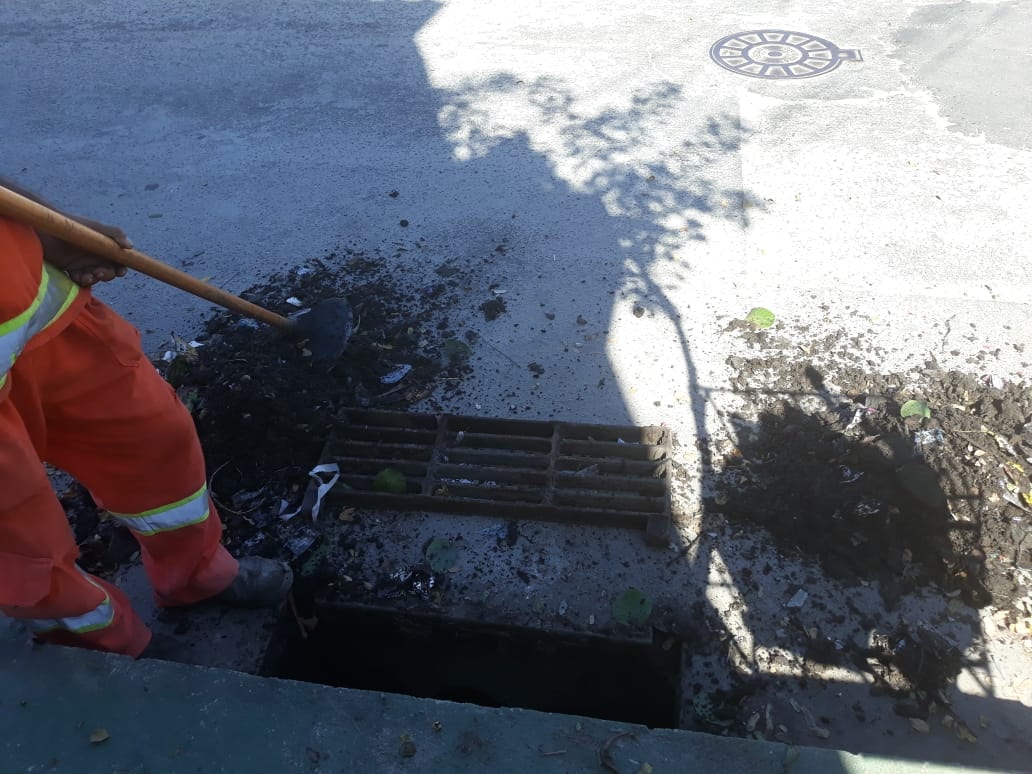 Comsercaf realiza desobstrução de boeiros e vias pluviais, capina, roçagem e limpeza em geral no Parque Burle