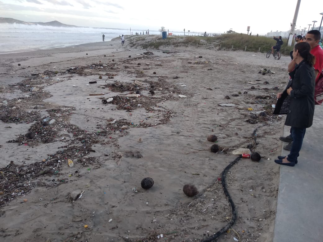 Ressaca na Praia do Forte alerta sobre os problemas causados pelo descarte irregular do lixo