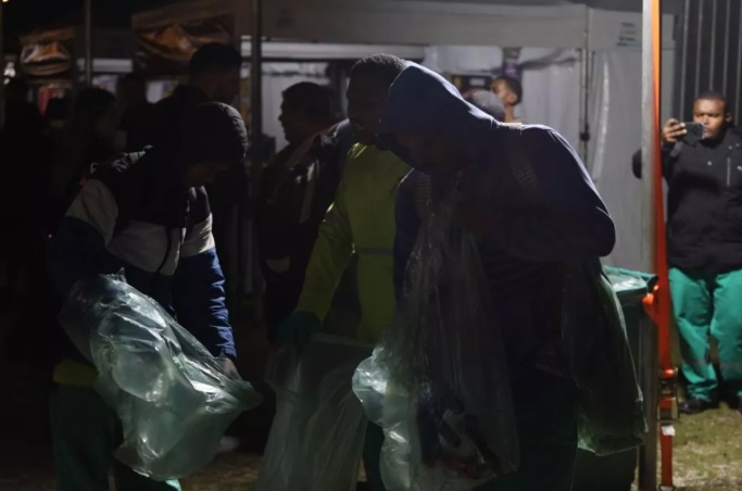 Comsercaf recolhe mais de 20 toneladas de lixo após fim de semana de eventos em Cabo Frio
