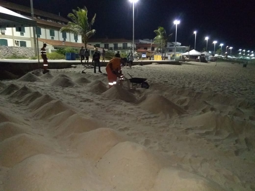 Comsercaf retira 150 quilos de microlixo da areia da Praia do Peró