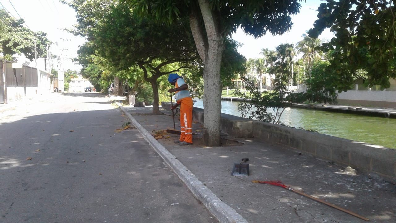 Prefeitura realiza mutirão de limpeza na Praia do Siqueira