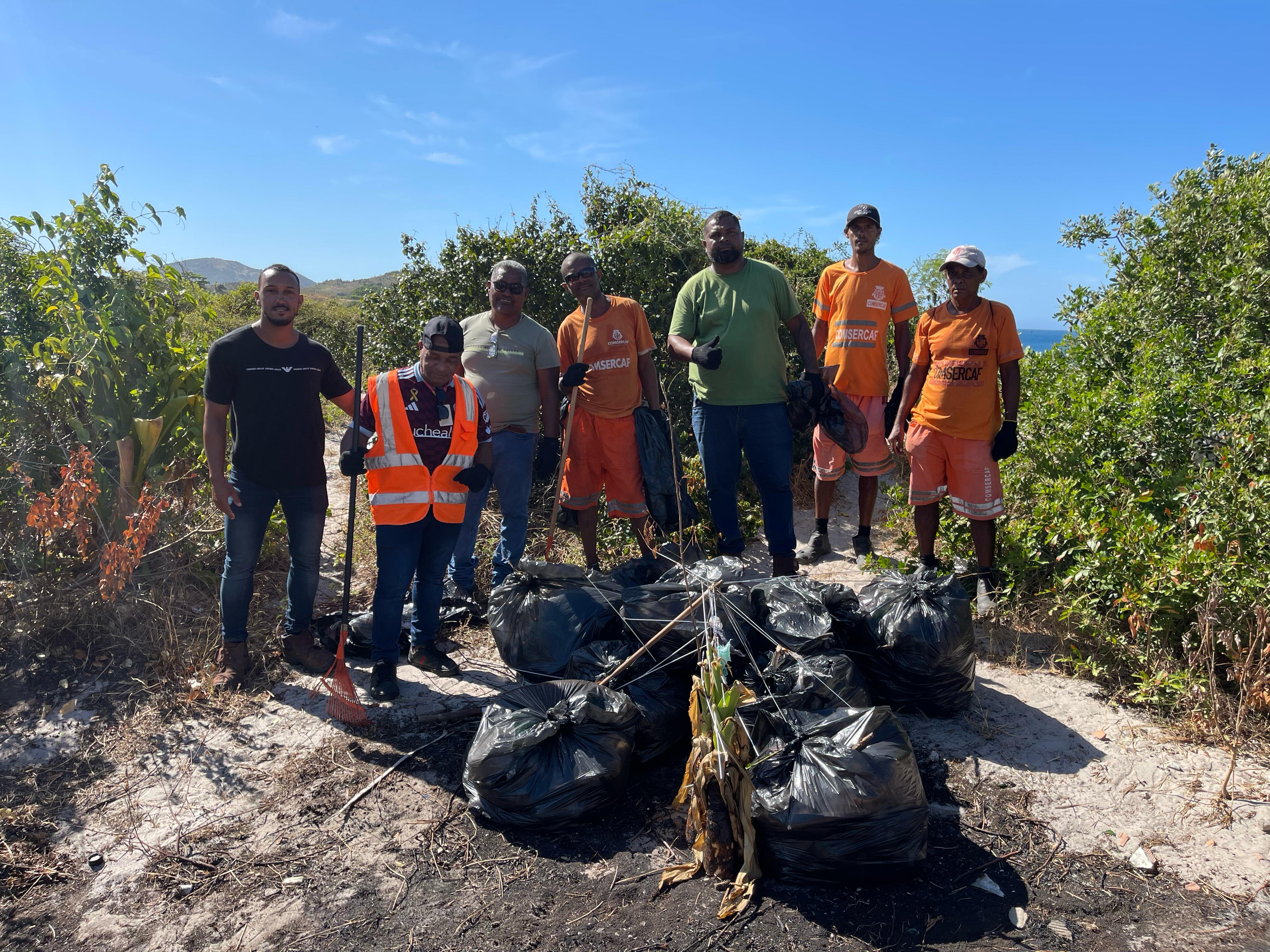 A Companhia de Serviços de Cabo Frio (COMSERCAF) realizou, nesta quinta-feira (20), uma organização e uma limpeza nas Dunas Pretas, na Praia do Forte