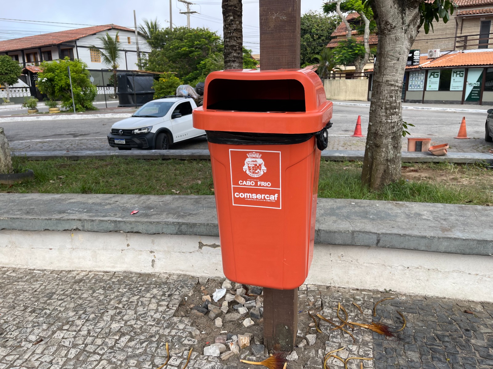 Equipe da Comsercaf intensifica ações de limpeza e instalação de papeleiras em Cabo Frio