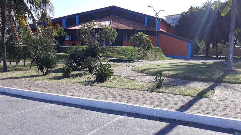 Comsercaf realiza serviços de jardinagem no entorno do Teatro Municipal Inah de Azevedo Mureb nesta segunda-feira (21)
