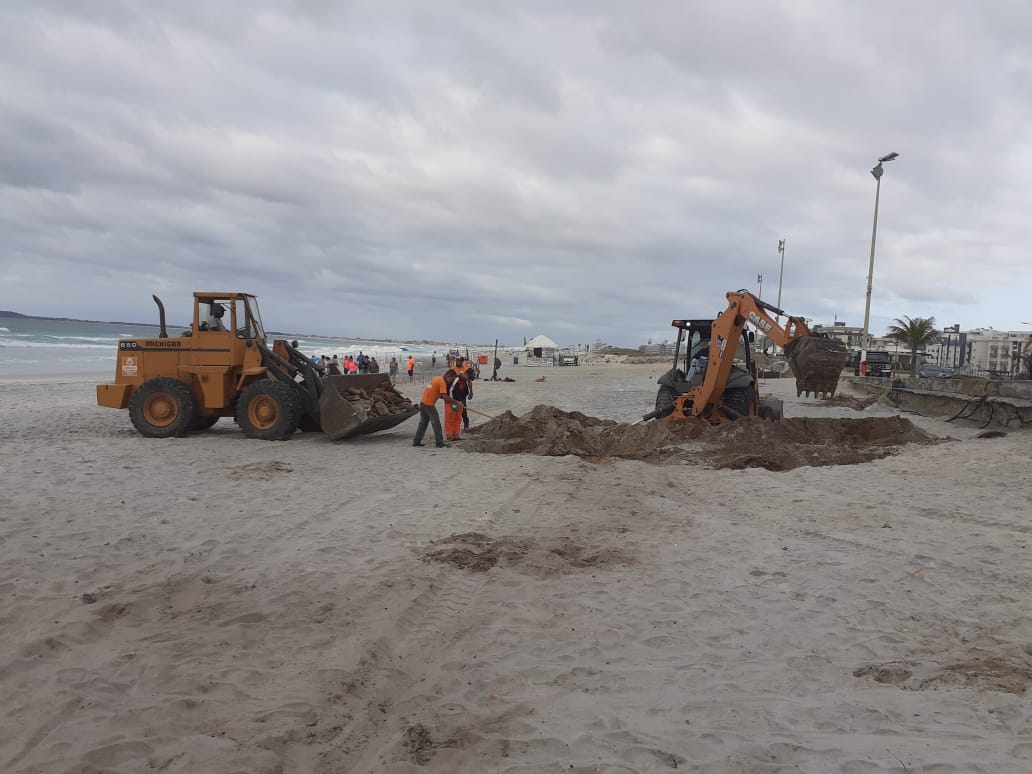Prefeitura realiza retirada de manilhas e estruturas de antigos quiosques na Praia do Forte