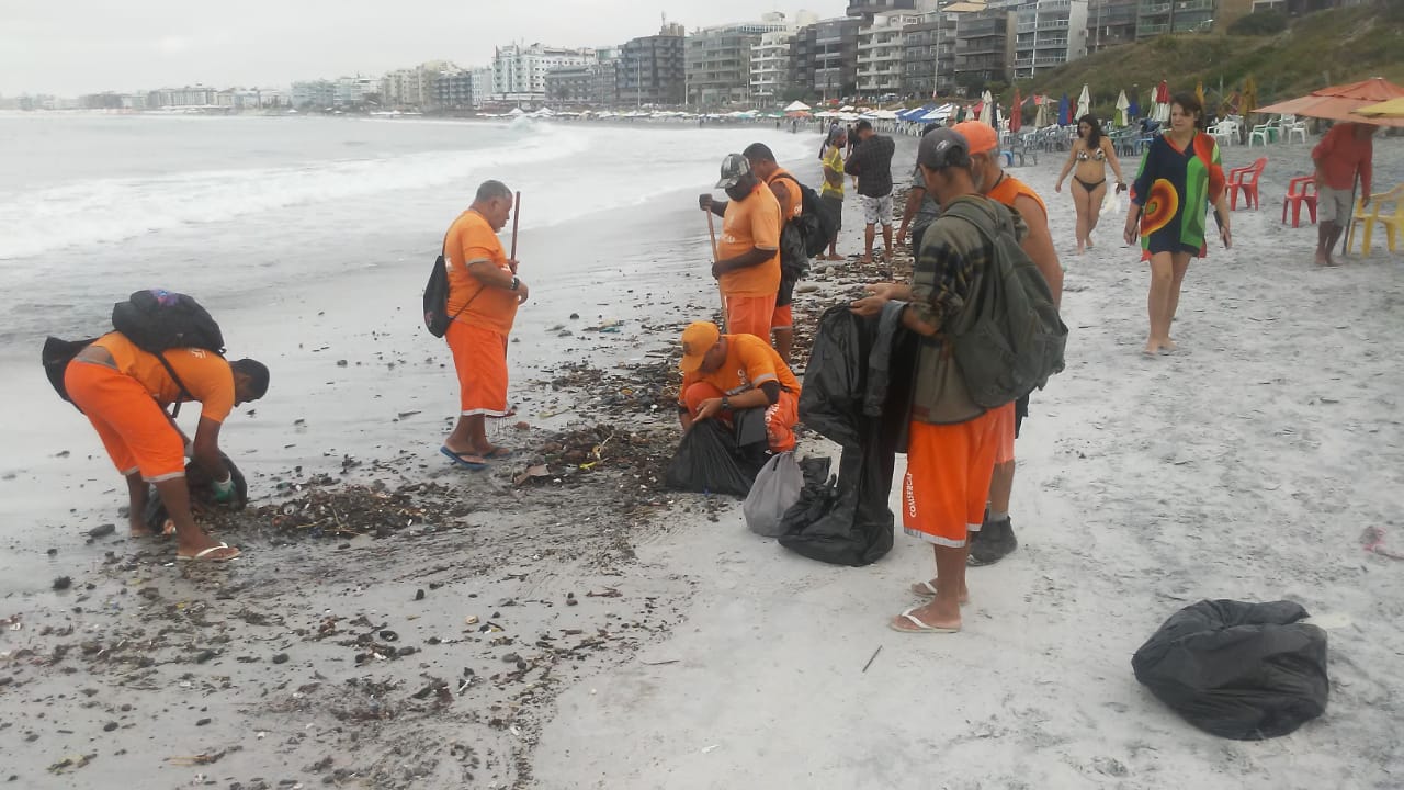 Comsercaf intensifica limpeza da Praia do Forte após a ressaca