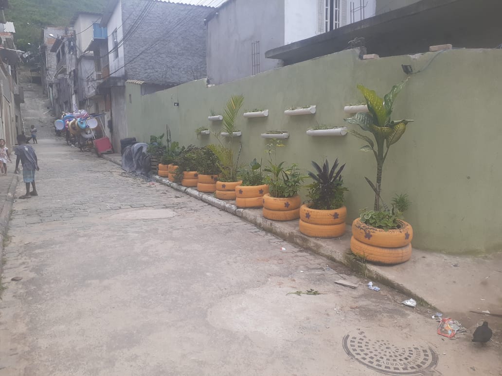 Áreas de descarte irregular de lixo são transformadas em jardins comunitários no Jacaré