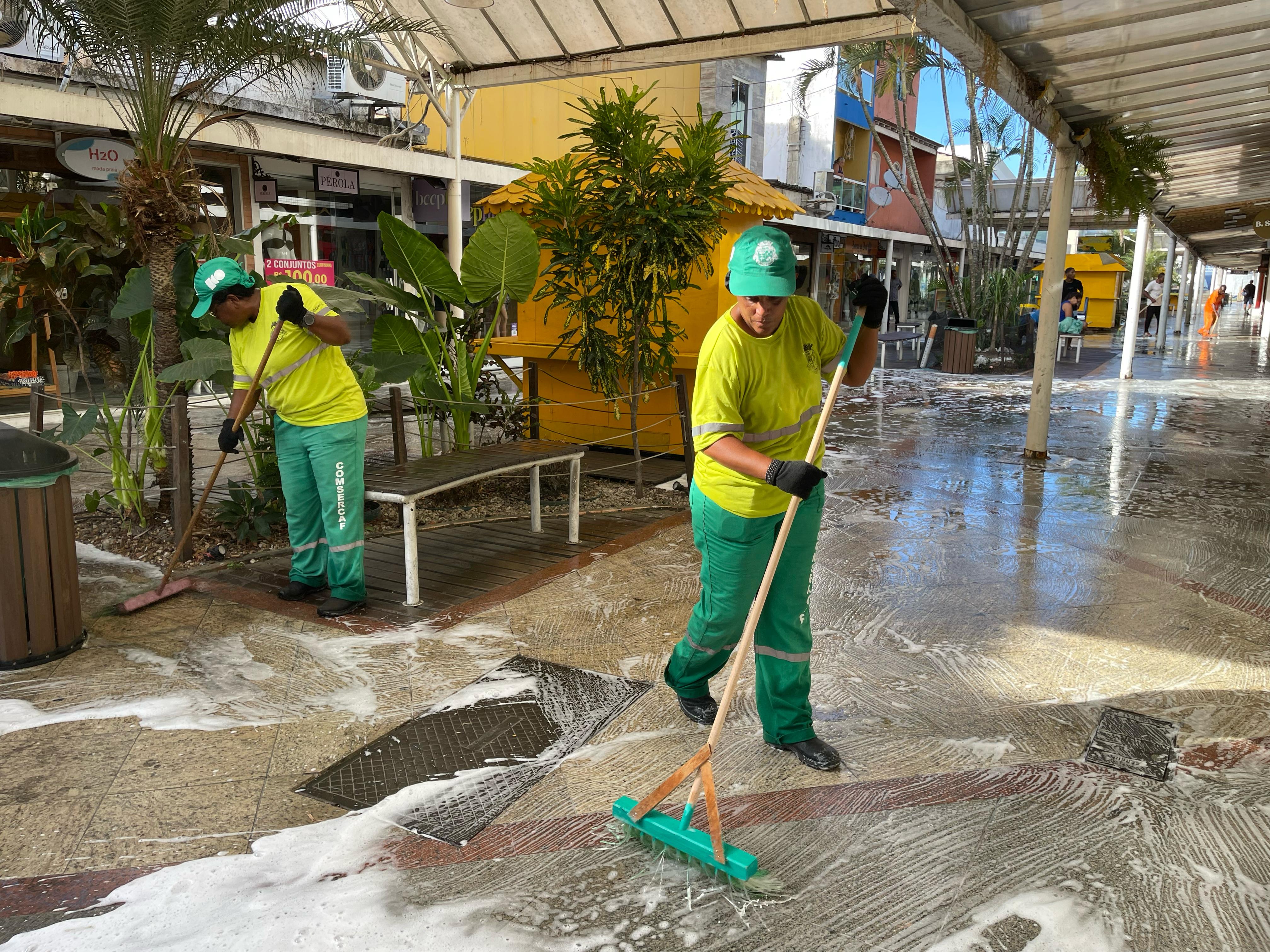 Comsercaf realiza grande mutirão de limpeza na rua dos biquínes