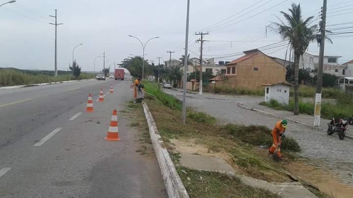 Rodovia Amaral Peixoto - RJ 140, na altura do Foguete, recebe serviços de manutenção da Comsercaf